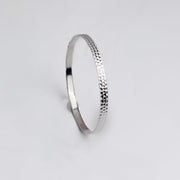 Stijlvolle Gehamerde Zilveren Bangle voor Elegante Looks