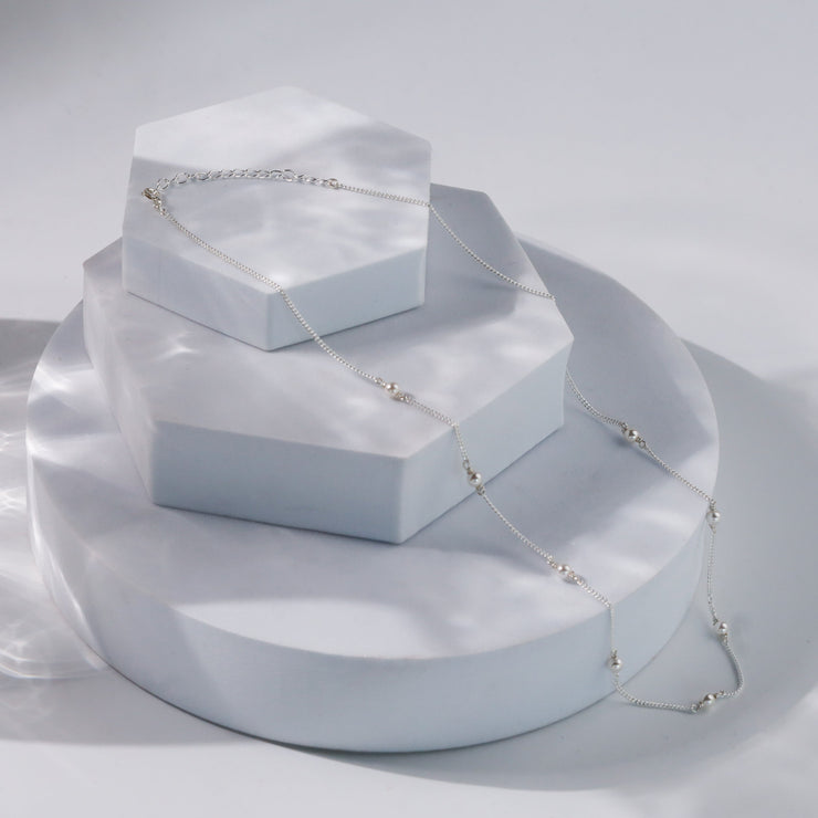 Elegance intemporelle avec notre chaîne classique en perles blanches