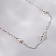 Elegance intemporelle avec notre chaîne classique en perles blanches