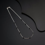 Chaine en Spinelle Noir Court - Élégance Compacte