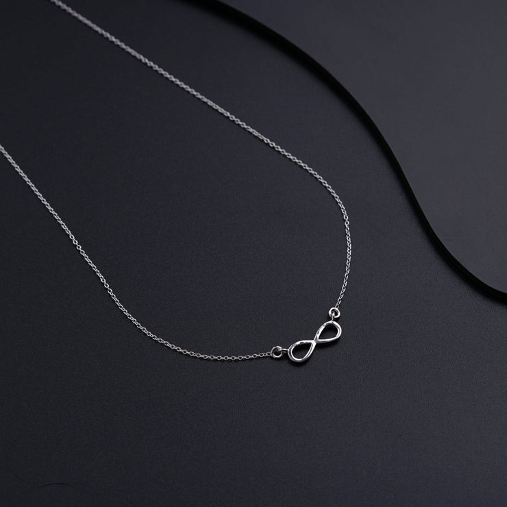 Elegant Silver Necklace Featuring a Stunning Infinity Pendant