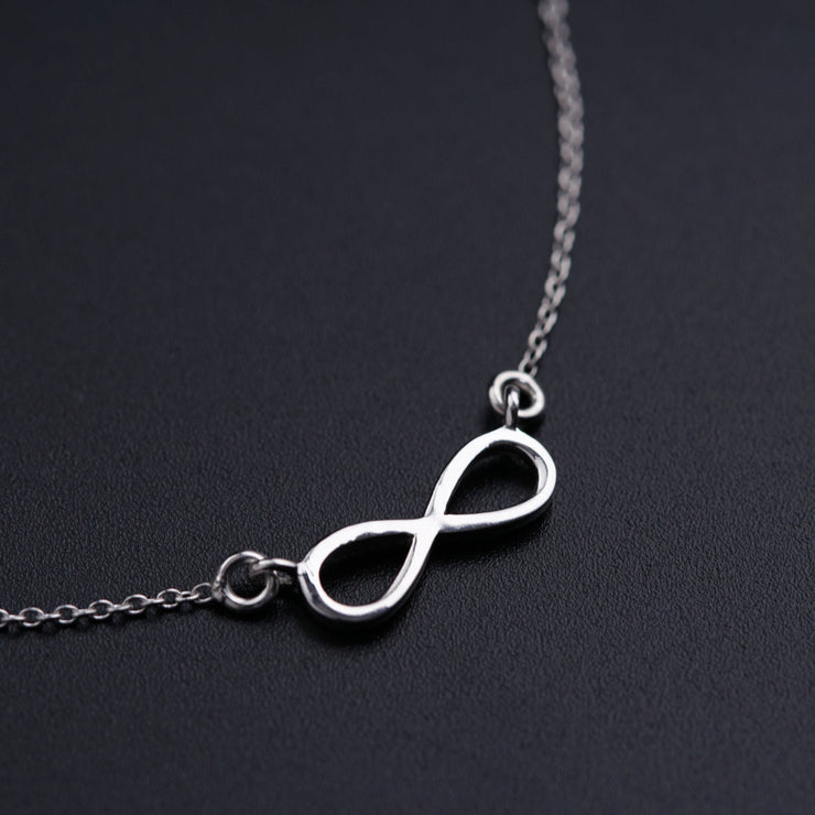 Elegant Silver Necklace Featuring a Stunning Infinity Pendant